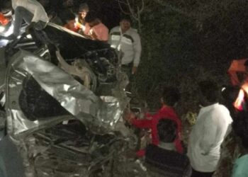 हृदयद्रावक ! मालट्रक आणि कारमध्ये भीषण अपघात; ५ जण जागीच ठार