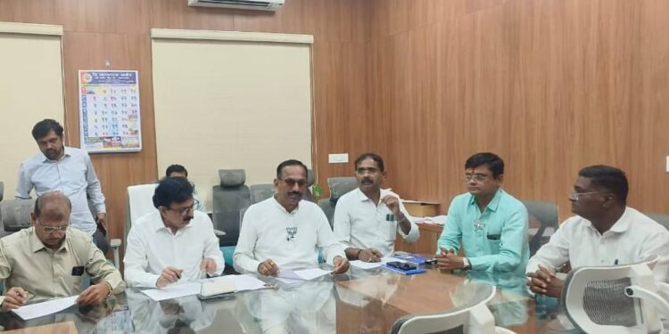 जळगाव महानगरपालिकेच्या निवडणुकीसाठी भाजपा कार्यालयात इच्छुकांची मोठी गर्दी 