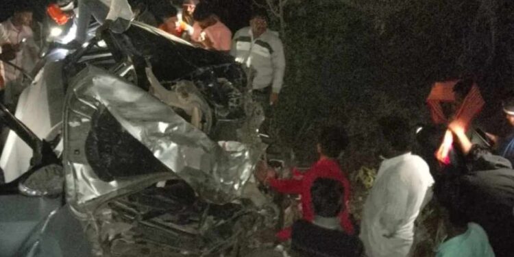हृदयद्रावक ! मालट्रक आणि कारमध्ये भीषण अपघात; ५ जण जागीच ठार