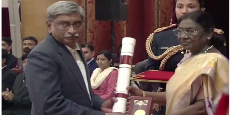 विज्ञान पुरस्कारांचे वितरण; प्रा.जयंत विष्णू नारळीकर यांचा मरणोत्तर विज्ञान रत्न’ या सर्वोच्च पुरस्काराने सन्मान