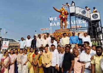 महापरिनिर्वाण दिनानिमित्त डॉ बाबासाहेब आंबेडकरांना अभिवादन करण्यासाठी भीम अनुयायीची मोठी गर्दी