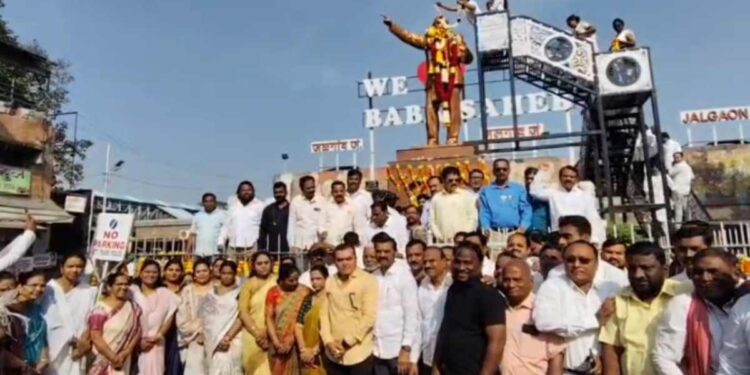 महापरिनिर्वाण दिनानिमित्त डॉ बाबासाहेब आंबेडकरांना अभिवादन करण्यासाठी भीम अनुयायीची मोठी गर्दी