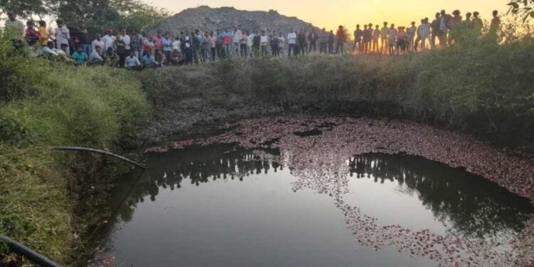 धक्कादायक ! पाण्याने भरलेल्या विहिरीत ट्रॅक्टर ट्रॉलीसह बुडाले, एका चिमुकलीचे शव काढले, दुसरी बेपत्ता