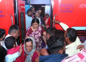 अयोध्याहून परतणारे भाविक जळगावात सुखरूप दाखल