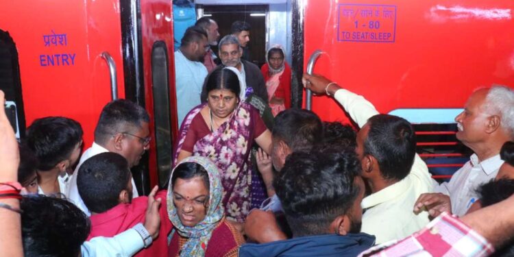 अयोध्याहून परतणारे भाविक जळगावात सुखरूप दाखल