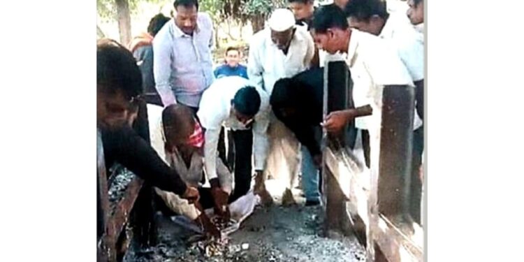 जळगावमधून पुन्हा हादरवणारा प्रकार ! स्मशानभूमीतून महिलेच्या अस्थींसोबत दागिन्यांचीही चोरी