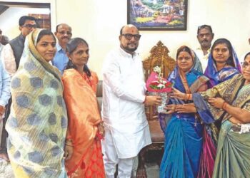 धरणगावच्या नवनिर्वाचित नगराध्यक्षा लिलाबाई चौधरींनी घेतली पालकमंत्र्यांची भेट