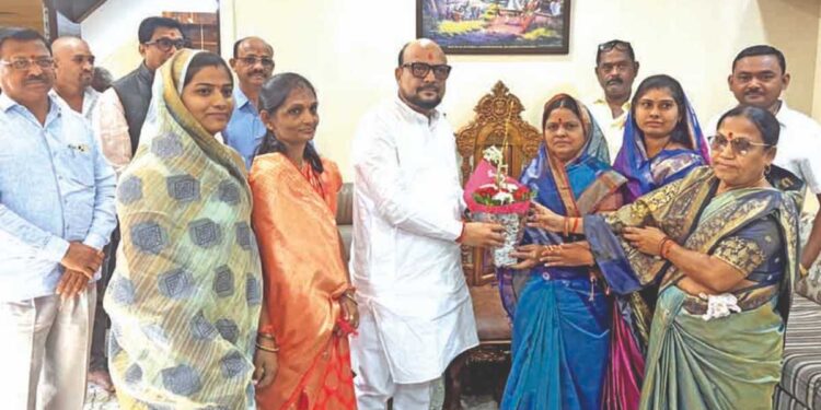 धरणगावच्या नवनिर्वाचित नगराध्यक्षा लिलाबाई चौधरींनी घेतली पालकमंत्र्यांची भेट