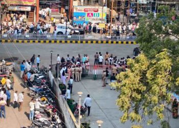 उमेदवारी अर्ज दाखल करण्यासाठी उरला काही वेळ; राजकीय हालचालींना वेग!, मनपाबाहेर इच्छुकांसह समर्थकांची मोठी गर्दी