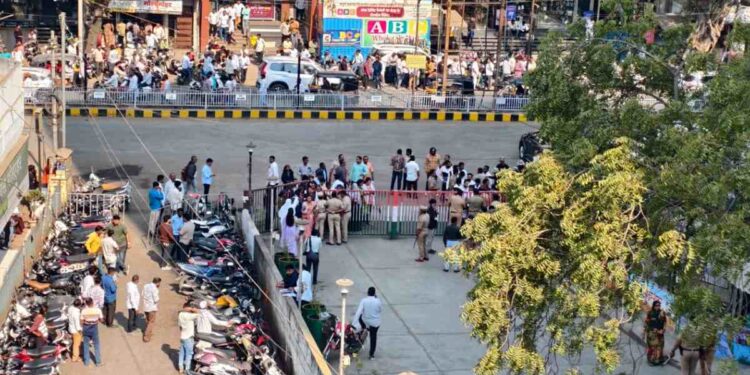 उमेदवारी अर्ज दाखल करण्यासाठी उरला काही वेळ; राजकीय हालचालींना वेग!, मनपाबाहेर इच्छुकांसह समर्थकांची मोठी गर्दी