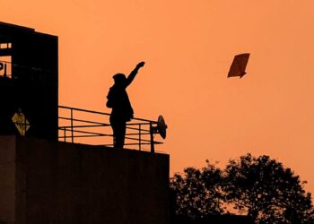 पतंग उडवण्याचा मोह महागात पडला ! तीन मजलीवरून पडून विद्यार्थ्याचा मृत्यू