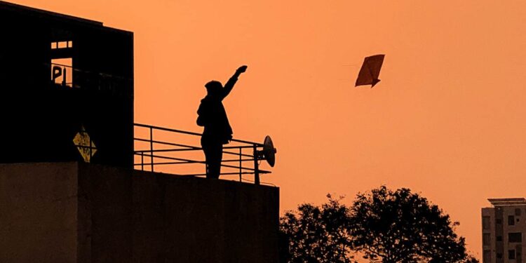 पतंग उडवण्याचा मोह महागात पडला ! तीन मजलीवरून पडून विद्यार्थ्याचा मृत्यू