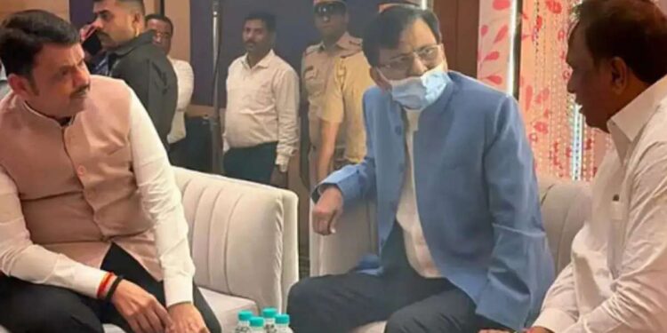 मोठी बातमी ; मुख्यमंत्री फडणवीसांनी घेतली संजय राऊतांची भेट, राजकीय वर्तुळात चर्चांना उधाण