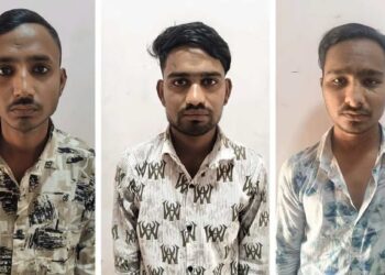 बसमध्ये चढताना प्रवाशाच्या खिशावर डल्ला मारणारे तिघे जेरबंद