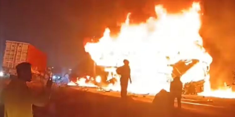 कंटेनर आणि स्लीपर बसचा भीषण अपघात; १७ प्रवाशांचा होरपळून मृत्यू, २२ जण गंभीर जखमी