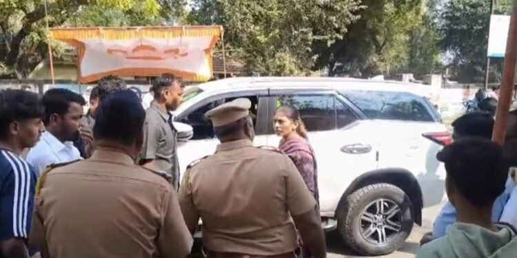 मुक्ताईनगरमध्ये मतदानाच्या दिवशी रक्षा खडसेंचं रौद्ररुप ; नेमकं काय घडलं?