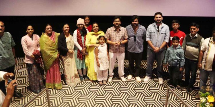 जळगाव मनपा शाळेतील विद्यार्थ्यांनी लुटला ‘क्रांतिज्योती विद्यालय मराठी माध्यम’ चित्रपटाचा आनंद