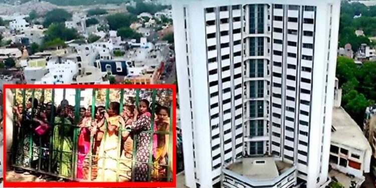 आधी पैसे वाटल्याचा व्हिडीओ.. आता तर महिलांना डांबून ठेवल्याचा आरोप, जळगावमध्ये खळबळ