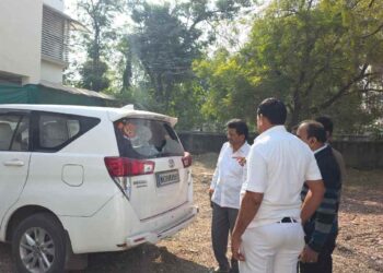 जळगावात शिंदे सेनेच्या नेत्याच्या वाहनाची अज्ञातांकडून दगडफेक करून तोडफोड