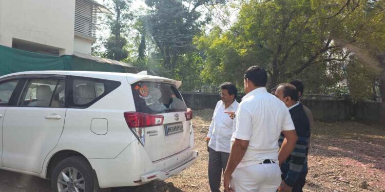 जळगावात शिंदे सेनेच्या नेत्याच्या वाहनाची अज्ञातांकडून दगडफेक करून तोडफोड