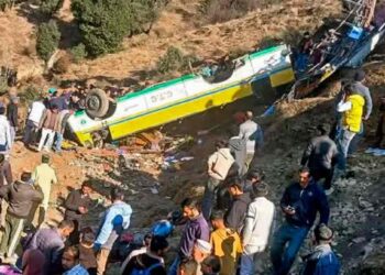 भीषण ! बस दरीत कोसळून ८ प्रवाशांचा मृत्यू, अनेक जखमी