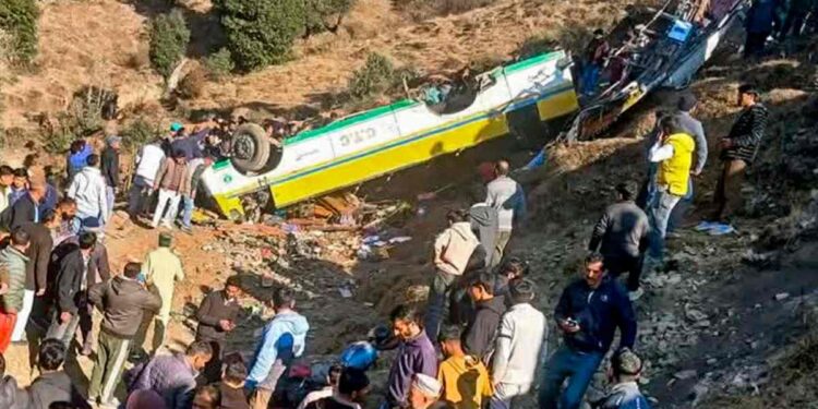 भीषण ! बस दरीत कोसळून ८ प्रवाशांचा मृत्यू, अनेक जखमी