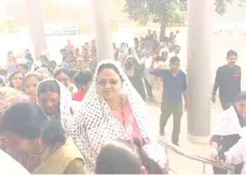 लाडकी बहिणीचे पैसे मिळत नसल्याने जळगावातील महिला आक्रमक; थेट महिला आणि बालविकास केंद्रात घुसल्या