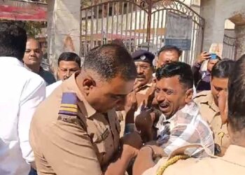 धक्कादायक ! जळगावमध्ये बोगस मतदानाच्या संशयावरून तरुणाला चोप