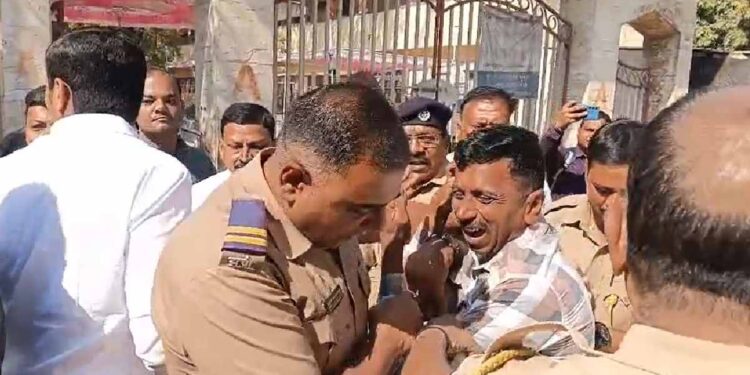 धक्कादायक ! जळगावमध्ये बोगस मतदानाच्या संशयावरून तरुणाला चोप