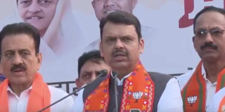 मुख्यमंत्र्यांकडून जळगाव शहराच्या विकासाचा आराखडा सादर