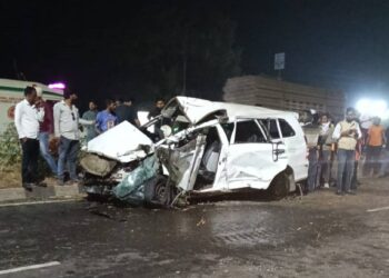 भरधाव कार दुभाजक तोडून कंटेनरला धडकली; तरुणीचा जागीच मृत्यू, एक तरुण गंभीर