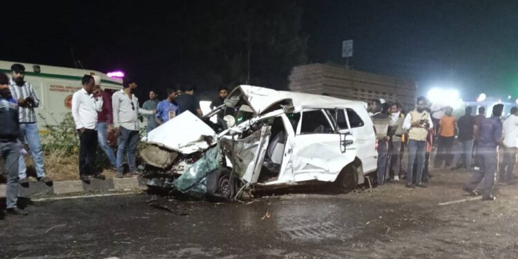 भरधाव कार दुभाजक तोडून कंटेनरला धडकली;  तरुणीचा जागीच मृत्यू, एक तरुण गंभीर 