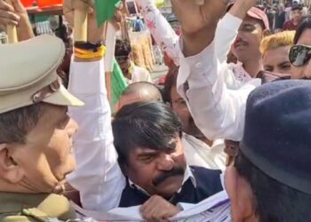 जळगाव रेल्वे स्थानकावर तिरंगा रेल रोकोचा प्रयत्न; पोलिसांनी आंदोलकांना रोखले