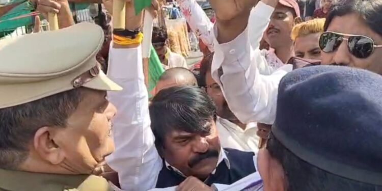 जळगाव रेल्वे स्थानकावर तिरंगा रेल रोकोचा प्रयत्न; पोलिसांनी आंदोलकांना रोखले