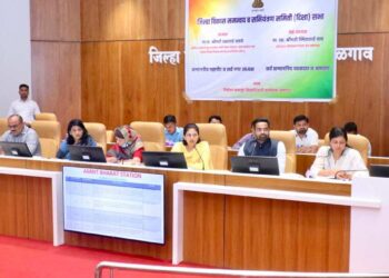 केंद्रिय राज्यमंत्री रक्षा खडसे यांनी घेतला जिल्हातील विविध विकास कामांचा आढावा