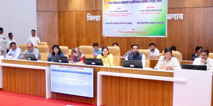 केंद्रिय राज्यमंत्री रक्षा खडसे यांनी घेतला जिल्हातील विविध विकास कामांचा आढावा