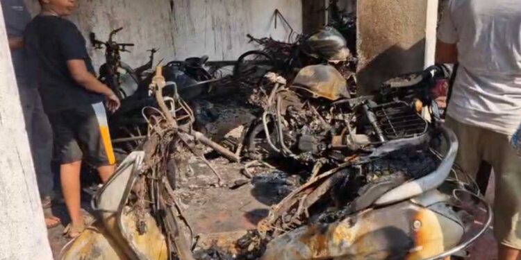 जळगावात अपार्टमेंटच्या पार्किंगमध्ये भीषण आग ; जवळपास २० दुचाकी जळून खाक