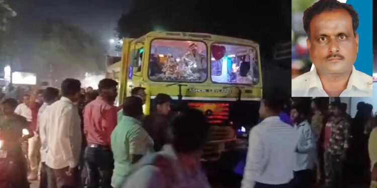 हृदयद्रावक ! जळगावात भरधाव डंपरने वृद्धाला चिरडले; संतप्त जमावाची डंपरवर दगडफेक