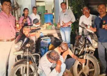 अमळनेर–चोपडा परिसरात बनावट मद्य कारखान्याचा भांडाफोड ; दोघांना अटक, ३ लाखांचा साठा जप्त