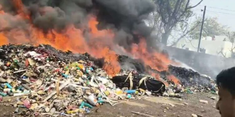 धरणगाव एमआयडीसीत भंगार गोडाऊनला भीषण आग ; धुराचे लोट पाहून परिसरात खळबळ