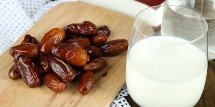 चविष्ट आणि पौष्टिक पेय: खजूर दुधाचे आरोग्यदायी फायदे वाचून व्हाल चकित