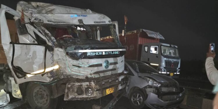 पाळधी ते तरसोद महामार्गावर भीषण अपघात; कंटेनर कलंडल्याने सहा वाहनांची एकमेकांवर धडक