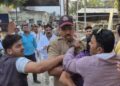 जळगावात पोलीस ठाणेच बनले आखाडा; दोन गटात पोलिसांसमोरच तुफान हाणामारी