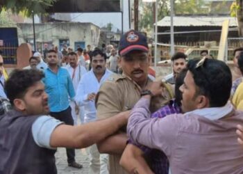 जळगावात पोलीस ठाणेच बनले आखाडा; दोन गटात पोलिसांसमोरच तुफान हाणामारी