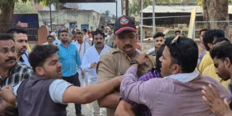जळगावात पोलीस ठाणेच बनले आखाडा; दोन गटात पोलिसांसमोरच तुफान हाणामारी