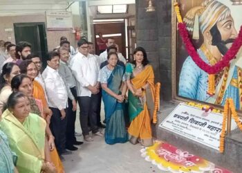 महापौरांच्या हस्ते गुढीचे पूजन, महापुरुषांनाही माल्यार्पण करून केले वंदन