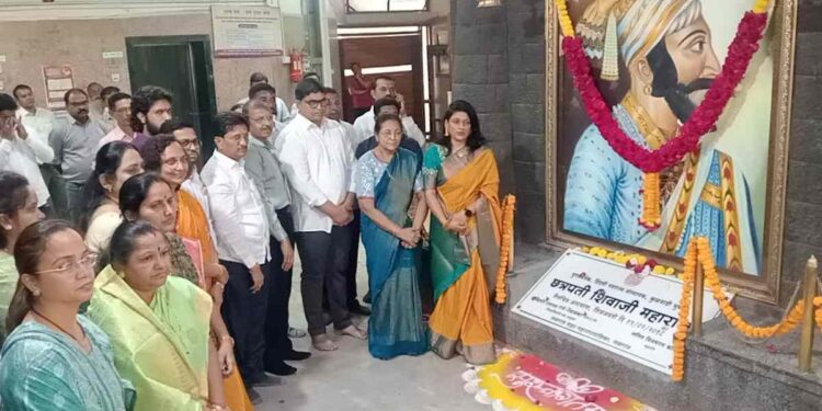 महापौरांच्या हस्ते गुढीचे पूजन, महापुरुषांनाही माल्यार्पण करून केले वंदन