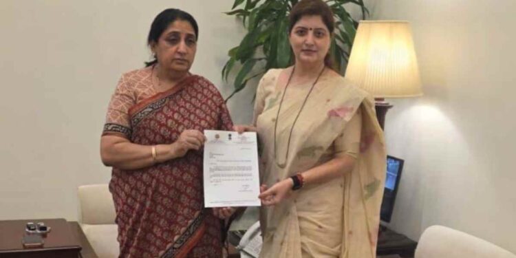 अखेर रुपाली चाकणकर यांचा राजीनामा ; म्हणाल्या, “खरातला गुरु मानलं होतं, पण…