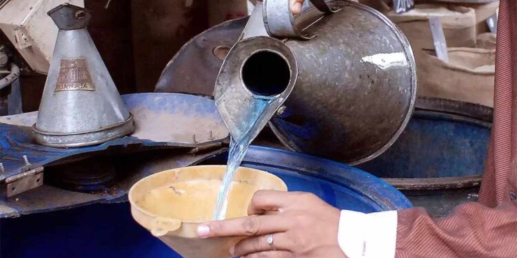 एलपीजी तुटवड्याच्या पार्श्वभूमीवर राज्याचा मोठा निर्णय; आता शिधापत्रिकाधारकांना मिळणार केरोसीन