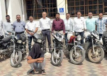 जळगाव पोलिसांची धडाकेबाज कारवाई! सराईत दुचाकी चोरट्याला अटक, १० मोटारसायकली जप्त